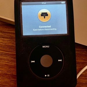Apple iPod Classic 7th Generation (Black, 160 GB) + non apple earbuds and cord